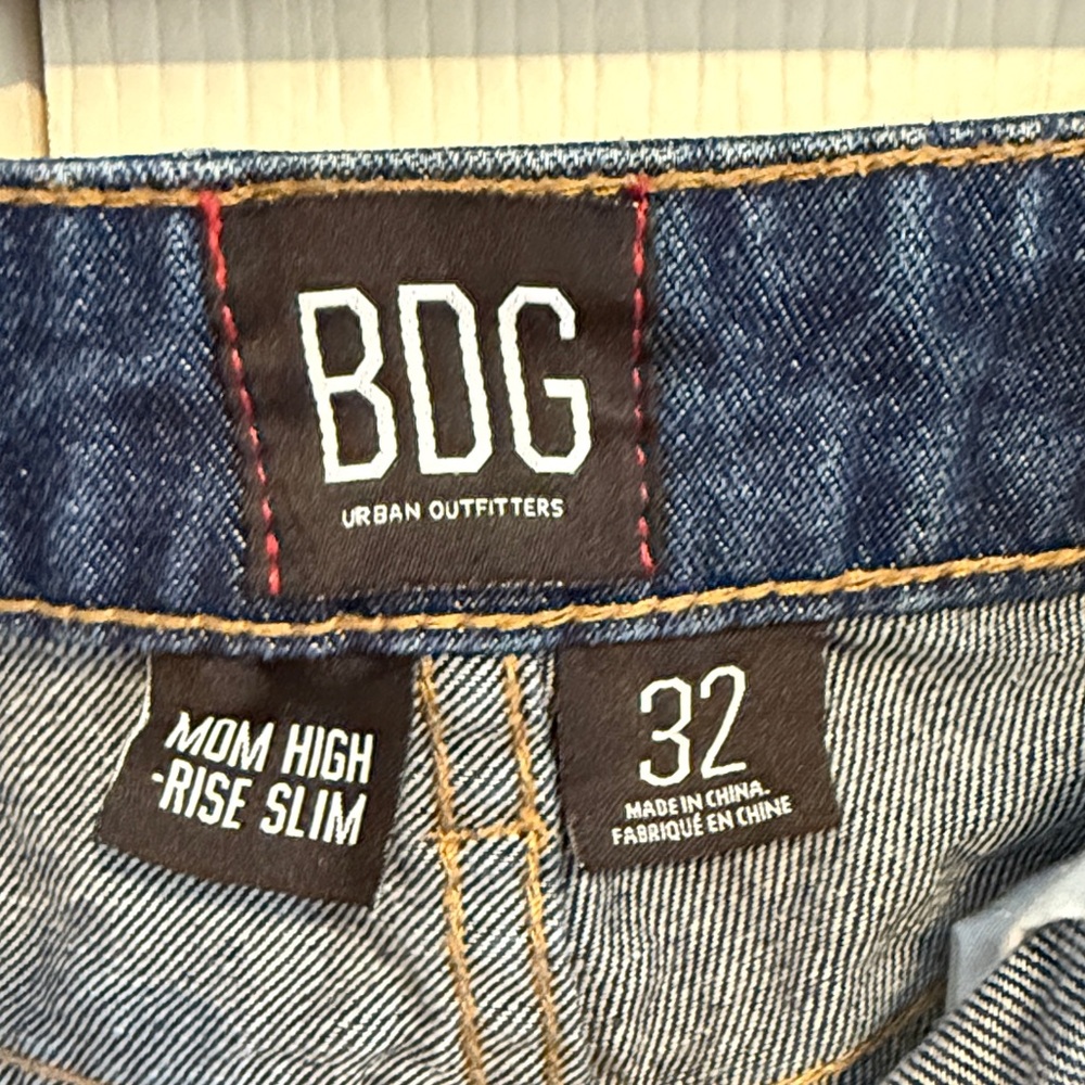 BDG Dark Blue mom Jeans high rise slim with Yellow Floral Embroidery - Picture 4 of 7